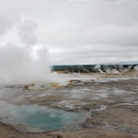 Schon von weitem sehen wir den Wasserdampf der heißen Quellen