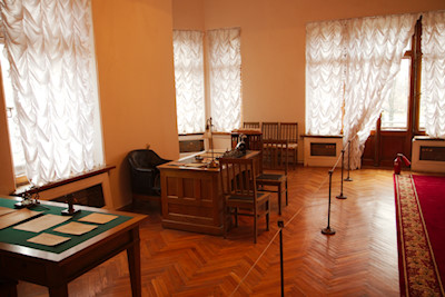 Lenis Arbeitszimmer ist extrem schlicht gehalten